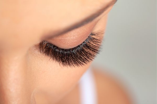 close cílios da modelo após aplicação da técnica do cílios fio a fio