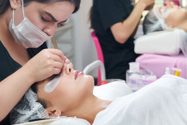 Foto do procedimento de extensão de cílios fio a fio